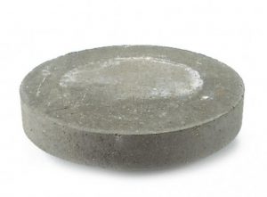 Brønddækslet har en diameter på 31,5 cm og er lavet af beton - Et eksempel.